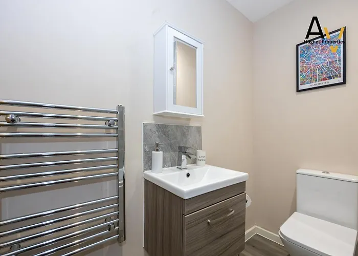 Delightful One-Bedroom Apartment In Salford - Ideal For Short Breaks By Av Hughes Properties