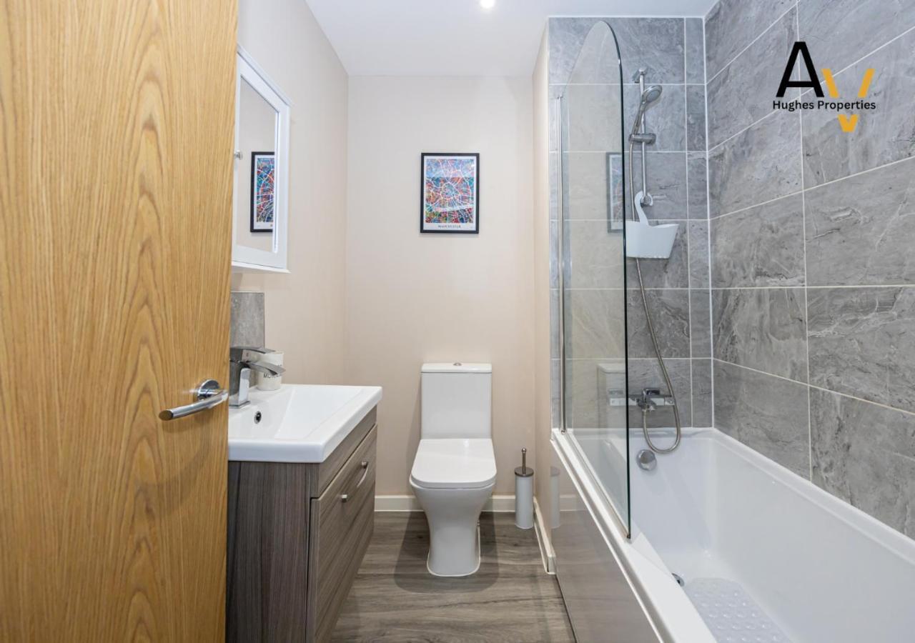 Delightful One-bedroom In Salford - Ideal For Short Breaks By Av Hughes *