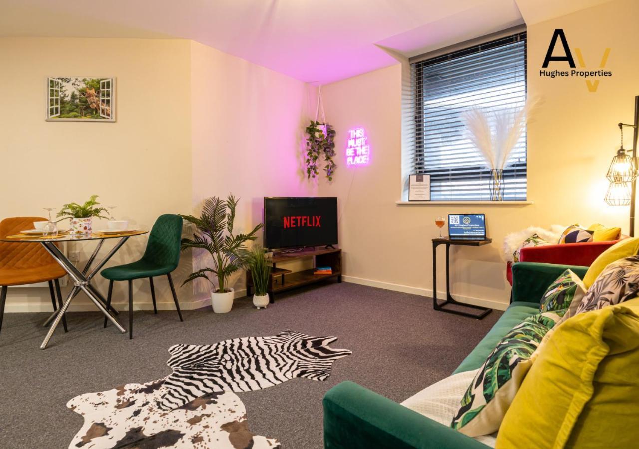 Delightful One-bedroom In Salford - Ideal For Short Breaks By Av Hughes *