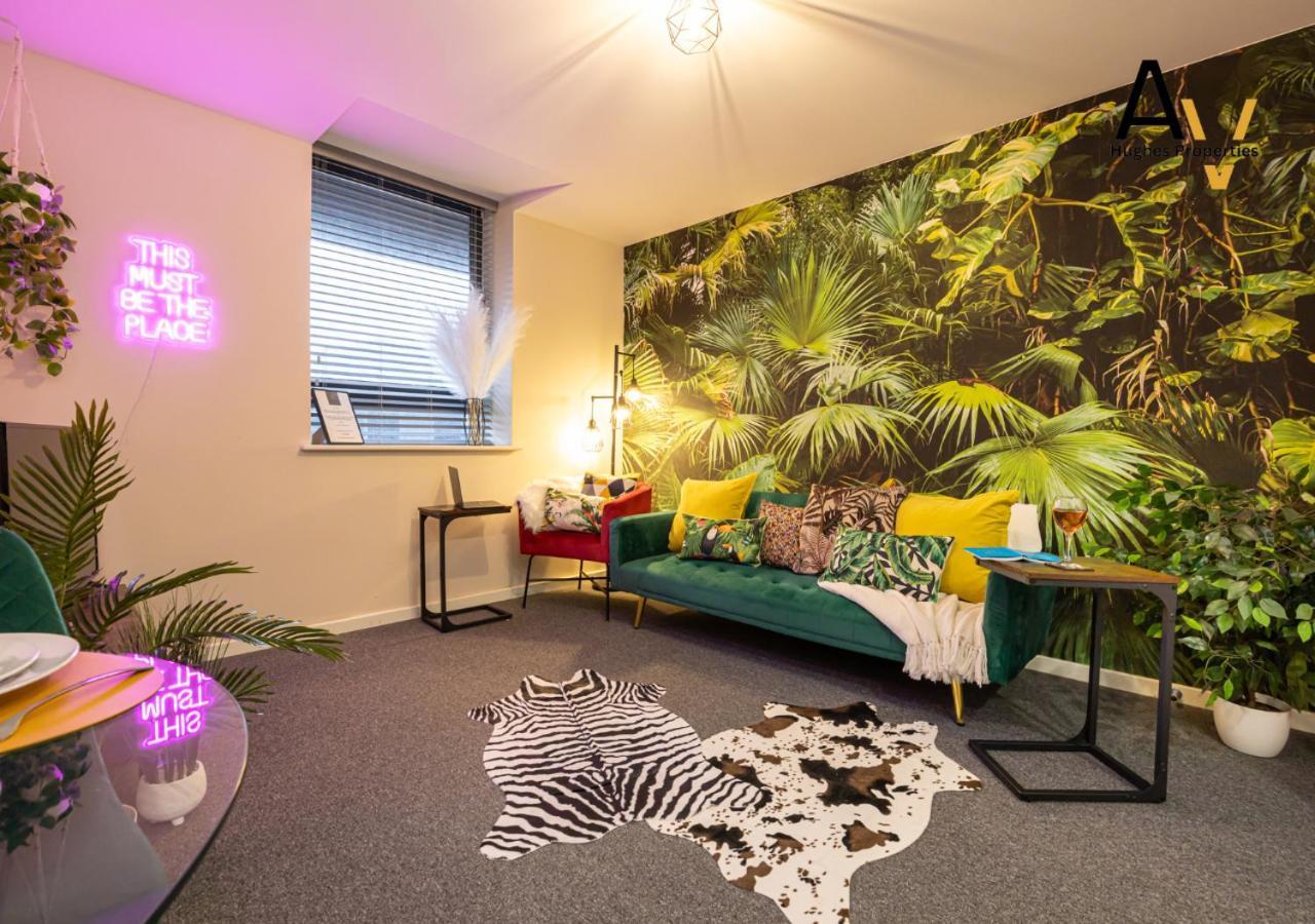 Apartment Delightful One-bedroom In Salford - Ideal For Short Breaks By Av Hughes *