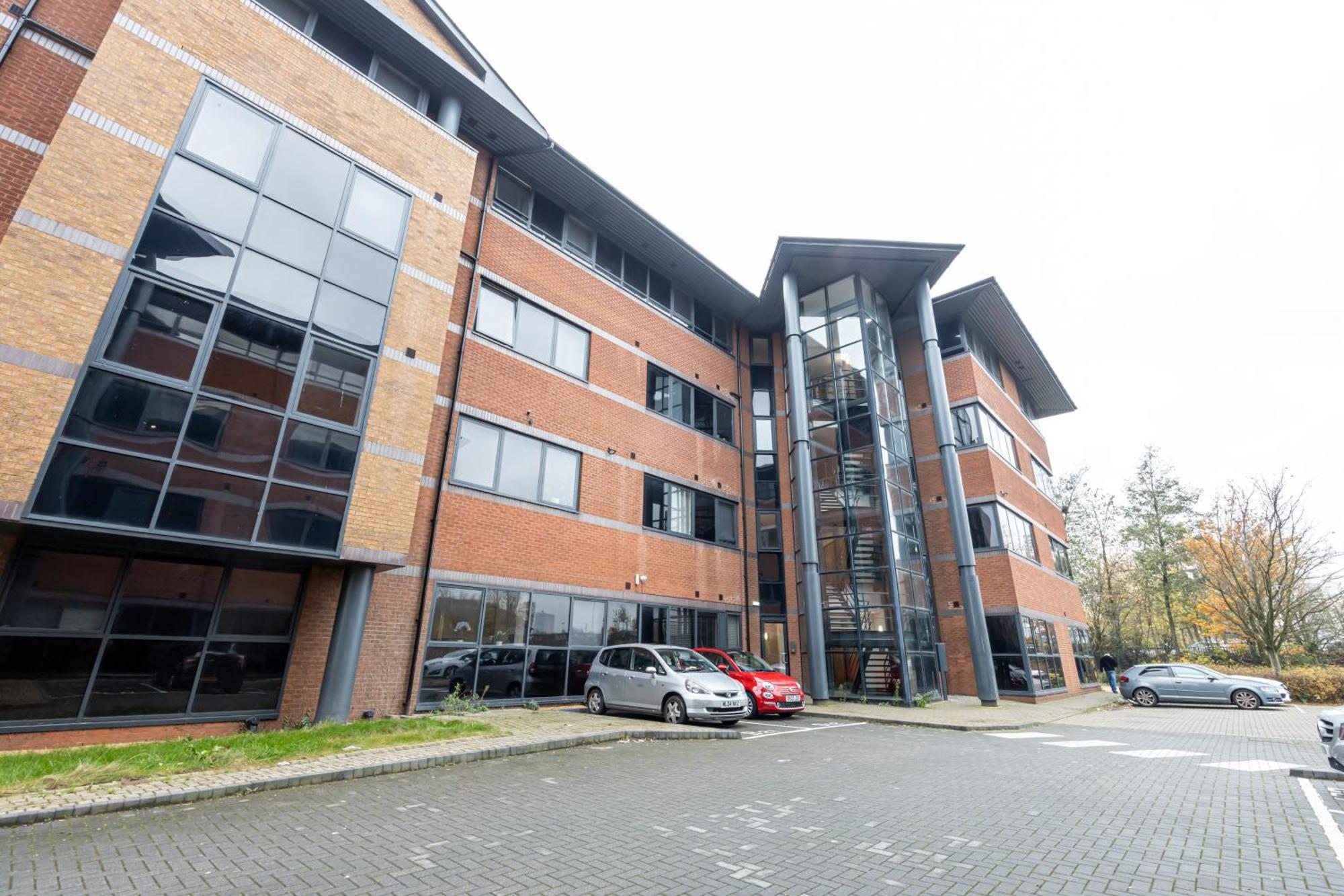 Delightful One-bedroom In Salford - Ideal For Short Breaks By Av Hughes